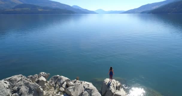 Drone Shot Femme Effectuant Yoga Sur Rive Lac — Video