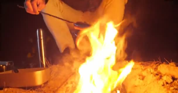 Homme Cuisinant Nourriture Sur Feu Camp Dans Forêt Nuit — Video