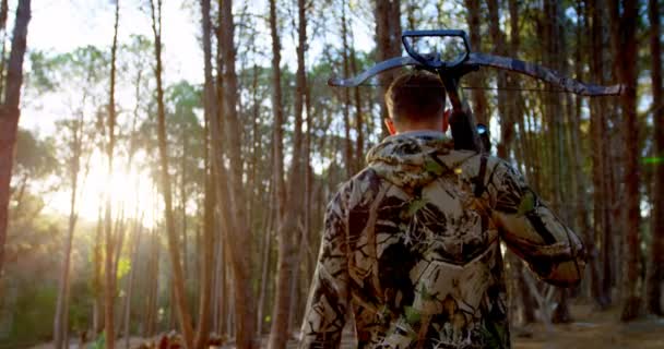 Вид Сзади Человека Идущего Луком Стрелами Лесу — стоковое видео