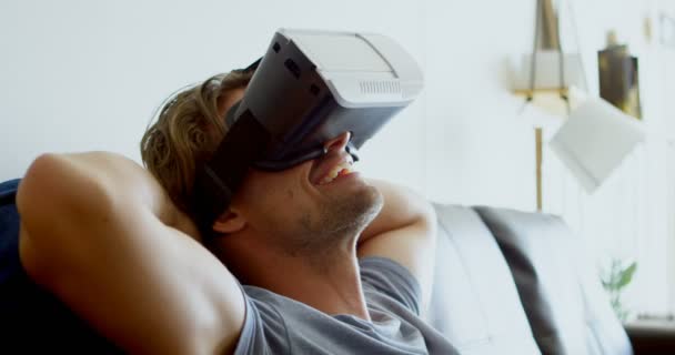 Людина Використовує Гарнітуру Віртуальної Реальності Вітальні Вдома — стокове відео