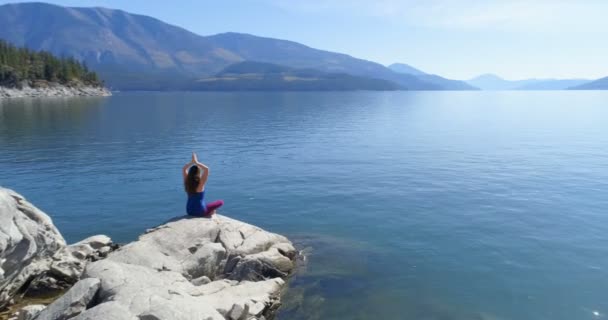 Drony Záběr Ženy Provádí Jógu Břehu Jezera — Stock video