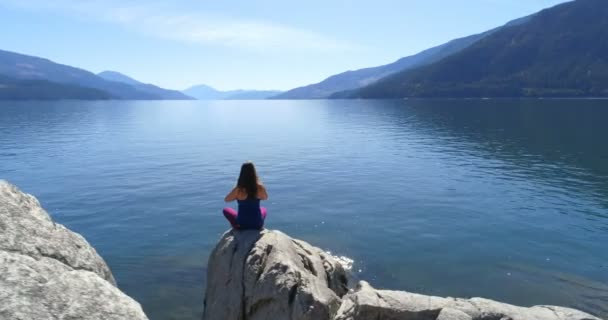 Drone Shot Mujer Realizando Yoga Orilla Del Lago — Vídeos de Stock