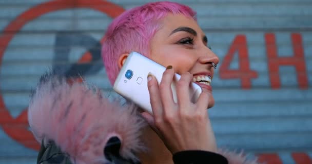 Sonriente Mujer Pelo Rosa Hablando Teléfono Móvil Fuera Tienda — Vídeos de Stock