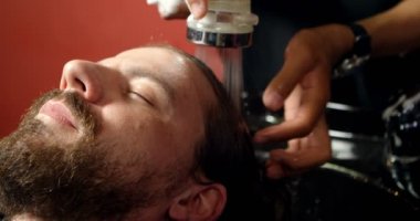 Adam onun saç yıkama Kuaför Salonu 4 k elde