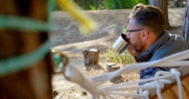 Güneşli bir günde 4 k bir hamakta rahatlarken çok ciddiyim adamım