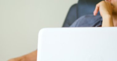 Düşünceli adam 4 k evde oturma odasında rahatlatıcı