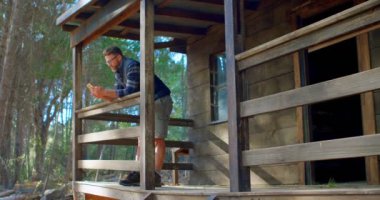 Adam cep telefonuyla verandada ev 4 k