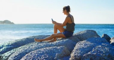 Cep telefonuyla Beach'te 4 k kadın doğ