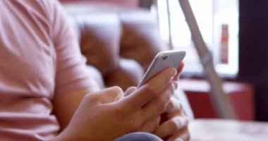 Mutlu adam cep telefonuyla Kuaför Salonu 4 k