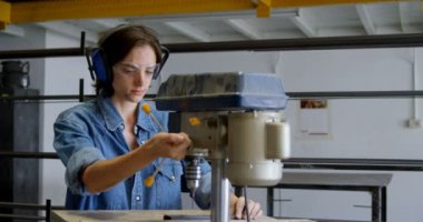 Genç kadın kaynakçı kalıpçı makinasıyla atölye 4 k