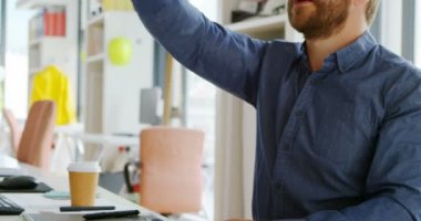 Office 4 k masada sanal gerçeklik kulaklık kullanarak grafik tasarımcı