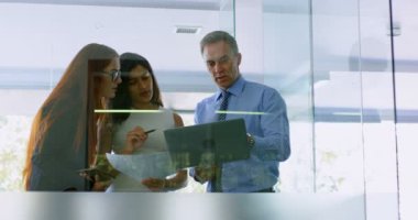 Dizüstü bilgisayar ve belge Office 4 k üzerinde tartışırken iş arkadaşları