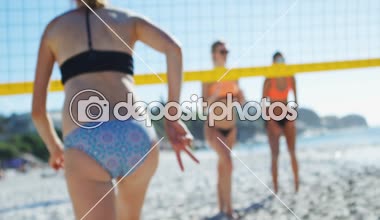 4 k kumsalda voleybol oynarken el hareketi kadın doğ