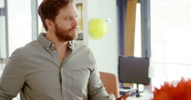 Düşünceli erkek mimar dijital tablet kullanma office 4 k