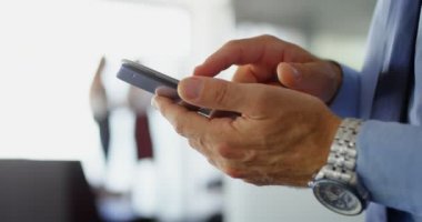 Cep telefonu kullanma office 4 k işadamı orta bölümünde