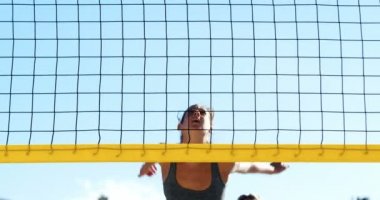 4 k Beach voleybol oynayan kadın doğ