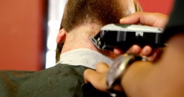 Adamın bıyığının düzeltici Kuaför Salonu 4 k tarafından kesilmiş Başlarken