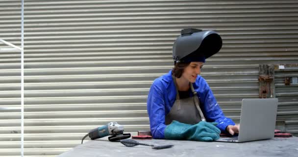 车间使用笔记本电脑的年轻女性焊工 — 图库视频影像