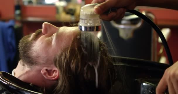 Mann Lässt Sich Friseursalon Die Haare Waschen — Stockvideo