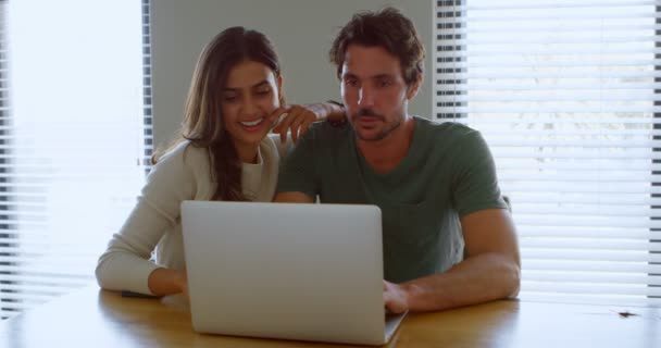 Szczęśliwa Para Przy Użyciu Laptopa Domu — Wideo stockowe
