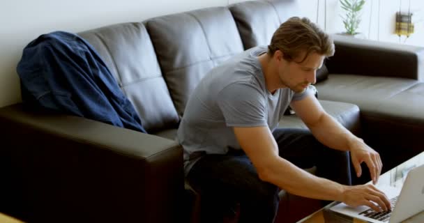 Man Met Laptop Woonkamer Bij Huis — Stockvideo