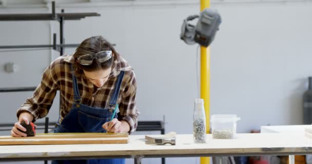 在车间4K 测量木木板的女焊工 — 图库视频影像