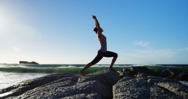 Joueuse Volley Ball Effectuant Yoga Plage Matin — Video