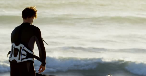 Visão Traseira Surfista Masculino Segurando Prancha Praia — Vídeo de Stock