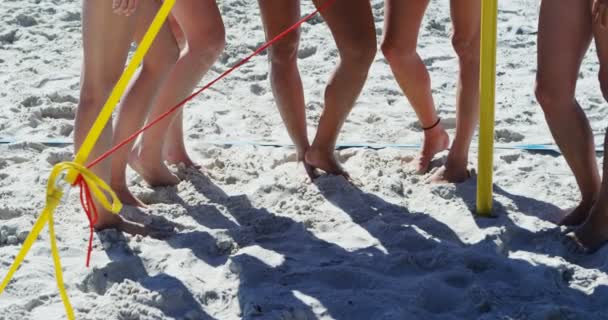 Entrenadora Voleibol Femenina Interactuando Con Jugadoras Beach — Vídeos de Stock