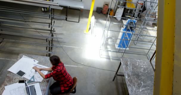ワーク ショップ の机で働く女性の溶接機 — ストック動画