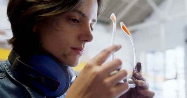 ワーク ショップ で保護メガネを着て女性溶接機 — ストック動画