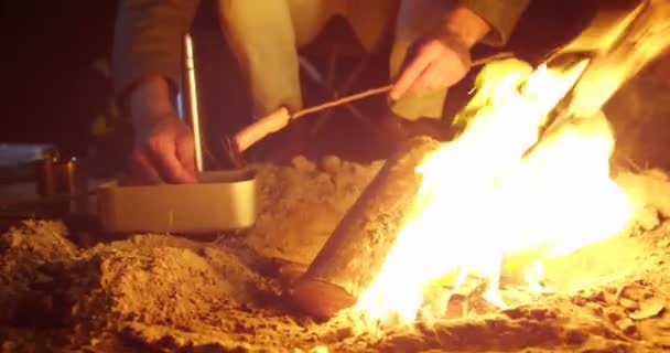 Mann Kocht Nachts Essen Lagerfeuer Wald — Stockvideo
