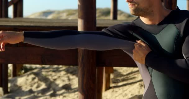 Hombre Surfista Con Traje Neopreno Playa Día Soleado — Vídeo de stock