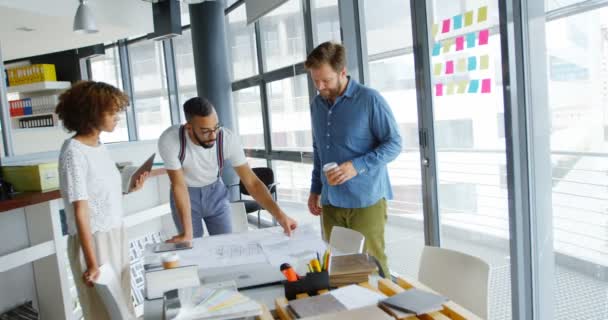 Compañeros Negocios Discutiendo Sobre Plan Oficina — Vídeos de Stock