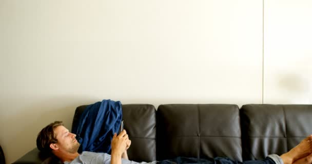 Hombre Usando Teléfono Móvil Sala Estar Casa — Vídeo de stock