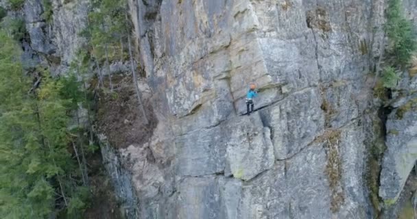 Antenne Einer Bergsteigerin Klettert Felsigen Berg — Stockvideo