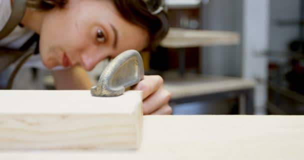 车间4K 用木板夹钳的女焊工 — 图库视频影像