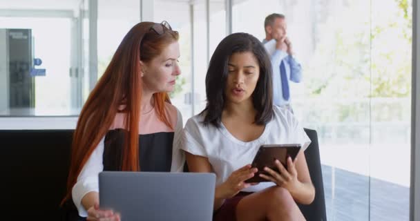 Empresárias Discutindo Sobre Tablet Digital Escritório — Vídeo de Stock