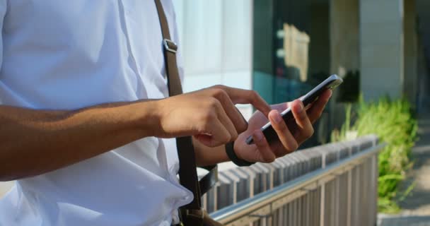 Mitten Delen Man Med Hjälp Mobiltelefon Gatan Side — Stockvideo