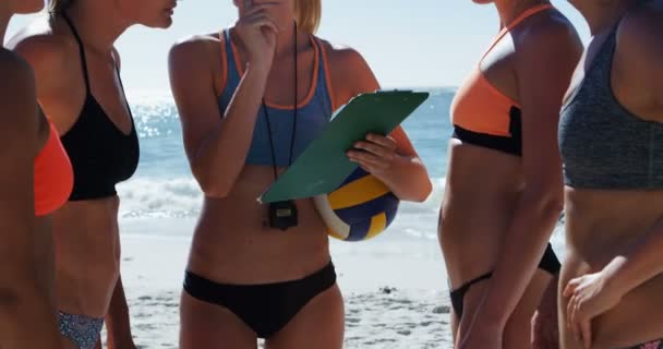 Allenatrice Pallavolo Femminile Che Interagisce Con Giocatrici Spiaggia — Video Stock