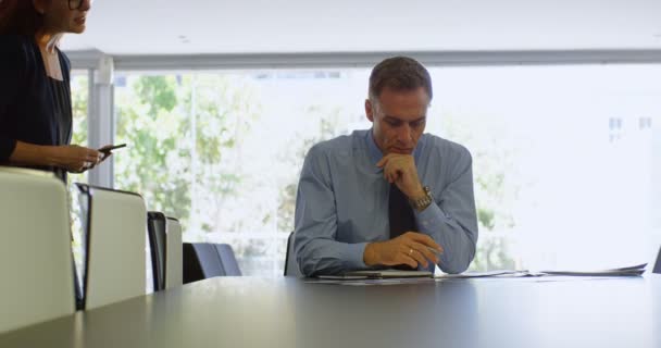 ビジネス同僚のオフィス デジタル タブレットを巡り議論 — ストック動画