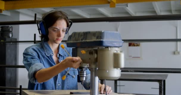 Unga Kvinnliga Svetsare Använder Drill Pressmaskin Workshop — Stockvideo