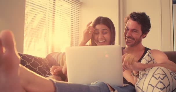 Glückliches Paar Mit Laptop Wohnzimmer Hause — Stockvideo