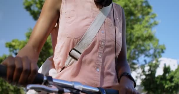 Женщина Ходит Велосипеде Городу Солнечный День — стоковое видео