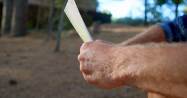 Männlicher Wanderer Sitzt Mit Karte Wald Einem Sonnigen Tag — Stockvideo