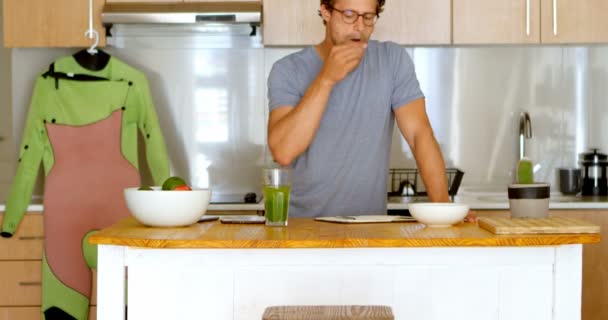 Hombre Que Tiene Bebida Saludable Cocina Casa — Vídeos de Stock