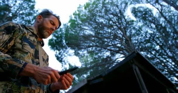 Volwassen Man Met Mes Van Jager Het Woud — Stockvideo