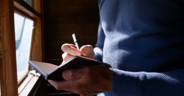 Hombre Maduro Escribiendo Diario Casa — Vídeos de Stock