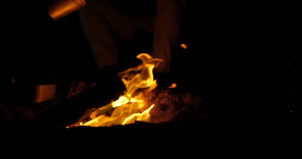 Man Släcka Eld Med Vatten Skogen Natten — Stockvideo