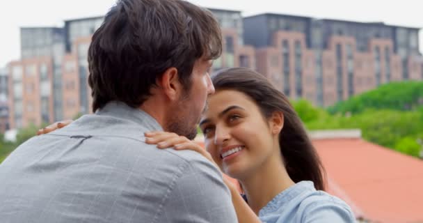 Romantisches Paar Interagiert Miteinander Balkon — Stockvideo